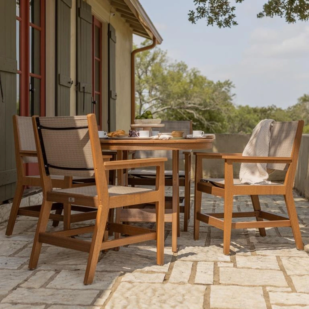 Berlin Gardens Resin Mayhew-Harbor Sling 38 In Round 4 Seat Dining Table Set - Image 5