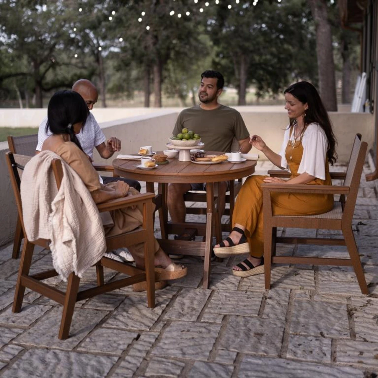 Berlin Gardens Resin Mayhew-Harbor Sling 38 In Round 4 Seat Dining Table Set