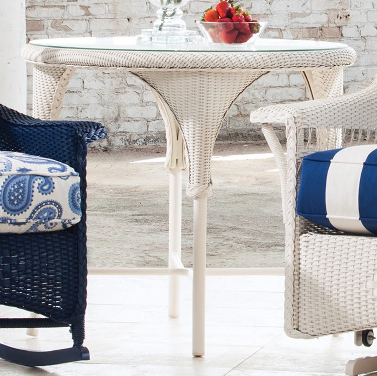 Lloyd Flanders Universal Loom 34" Round Bistro Table 2 Lloyd Flanders Universal Loom 34" Round Bistro Table - Image 2